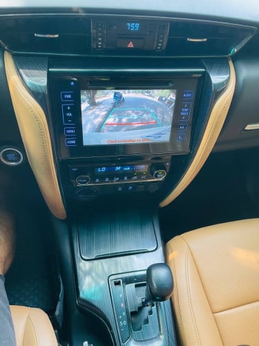 Toyota fortuner ឆ្នាំ​ 2016 ពណ៌​ ស​កាំម៉ៃ​ ហ្សិន​