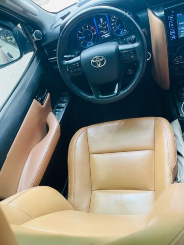 Toyota fortuner ឆ្នាំ​ 2016 ពណ៌​ ស​កាំម៉ៃ​ ហ្សិន​