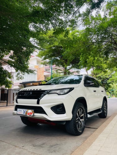 Toyota fortuner ឆ្នាំ​ 2016 ពណ៌​ ស​កាំម៉ៃ​ ហ្សិន​