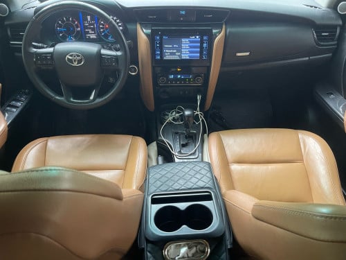 Toyota fortuner ឆ្នាំ​ 2016 ពណ៌​ ស​កាំម៉ៃ​ ហ្សិន​
