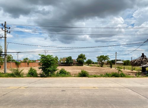 ដីលក់ ផ្លូវកែងបេតុង ៥០ម៉ែត្រ នៅមុខបុរីព្រីមៀ ក្រុងសៀមរាប