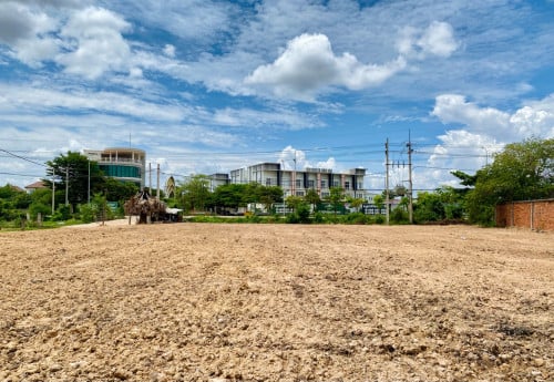 ដីលក់ ផ្លូវកែងបេតុង ៥០ម៉ែត្រ នៅមុខបុរីព្រីមៀ ក្រុងសៀមរាប