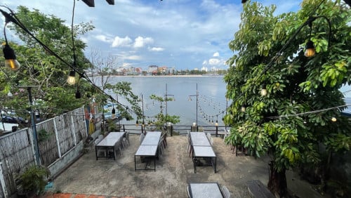 ដីហាងជាប់មាត់ព្រែកកំពត
