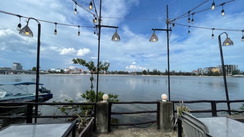ដីហាងជាប់មាត់ព្រែកកំពត
