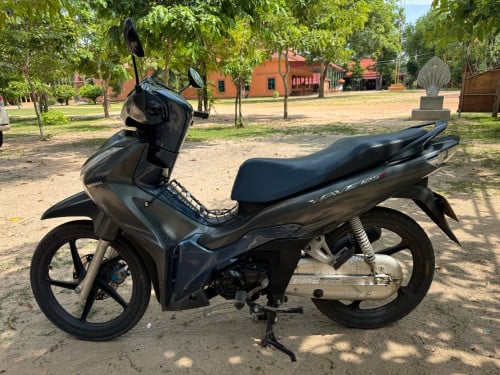 ម៉ូតូស្អាតសនំសុីន