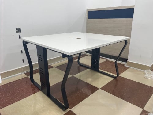 តុបុគ្គលិក 120*120 cm