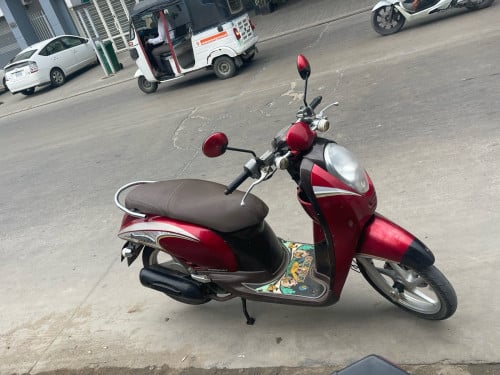 ម៉ូតូលក់ម៉ាសុីនស្អាតជិះស្រួលលក់380$ចចារ