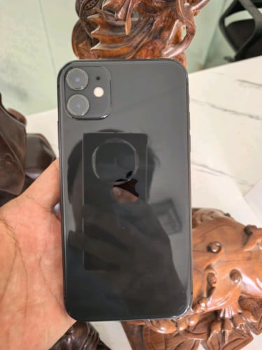 ចង់​លក់ឬដូរiphone 11 128G ជាមួយ​ Android​ phone