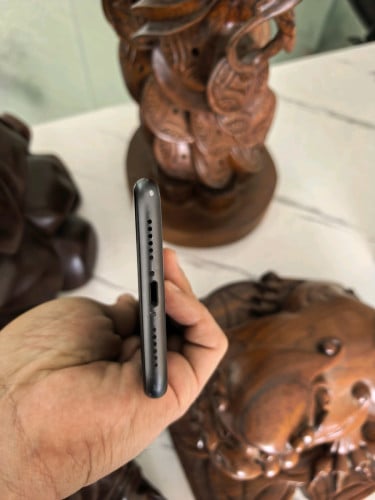 ចង់​លក់ឬដូរiphone 11 128G ជាមួយ​ Android​ phone
