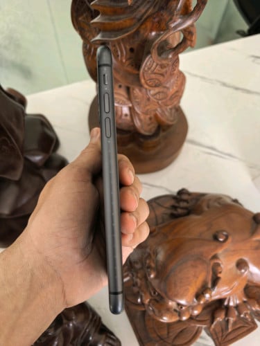 ចង់​លក់ឬដូរiphone 11 128G ជាមួយ​ Android​ phone