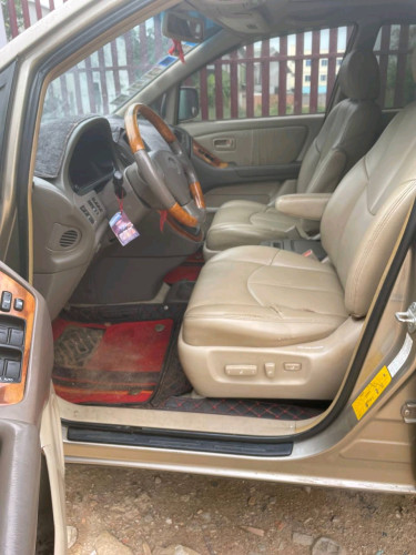 កាត់បានក្តៅLexus RX300 year 2000 ប៉ុង1ឡានស្អាត ឯកសារគ្រប់តំលៃ8600$ ចុះបានតិចតួច0966074444