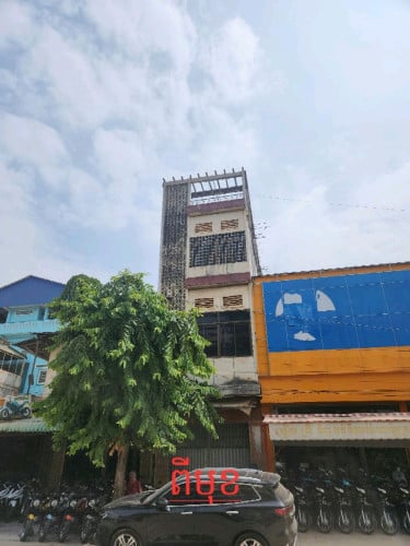 ផ្ទះមានឃ្លាំងក្រោយកណ្ដាលក្រុងបាត់ដំបងជិតផ្សារបឹងឈូក,ផ្សារluckyនឹងសាលារៀនល្បីៗ