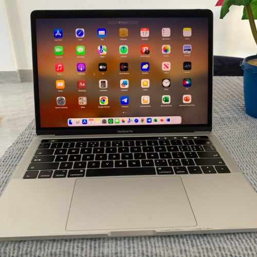 លក់​ MacBook Pro ប្រេីផ្ទាល់ខ្លួន​ សេរីឆ្នាំ​ 2017 Touch Bar 13”