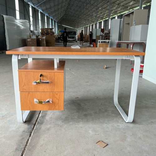 តុoffice (មានពីរពណ៍ ស និងឈើ)
