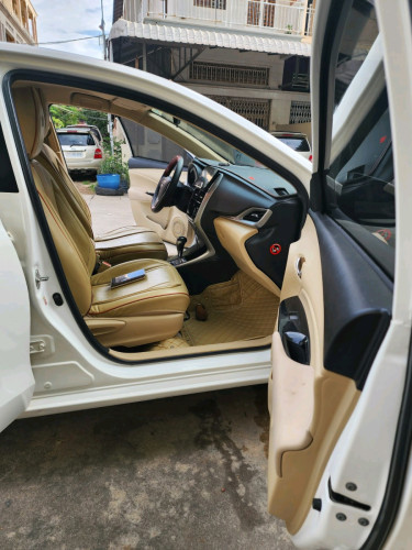 លក់​ TOYOTA​ VIOS ឆ្នាំ019 នាក់ប្រើស្រីន១ជុំ ម្ចាស់ដើម​ ទី១