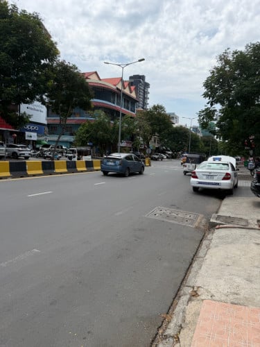 🏠ផ្ទះល្វែង នៅលើមហាវិថីកម្ពុជាក្រោម ជិតសណ្ឋាគារឡឺប្រេស៊ីដង់ ត្រូវការលក់