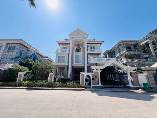 🏡✨ 𝐐𝐔𝐄𝐄𝐍 𝐕𝐈𝐋𝐋𝐀 𝐅𝐎𝐑 𝐑𝐄𝐍𝐓 / 𝐅𝐎𝐑 𝐒𝐀𝐋𝐄 ✨🏡