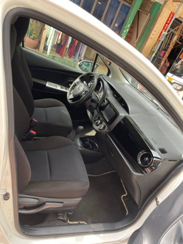 មហាថ្មី Vitz 2012 Full Option