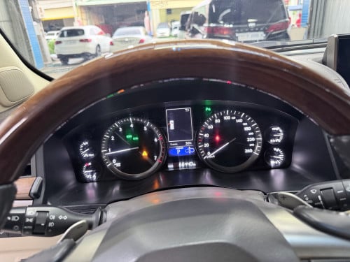 2018 Lexus 570 up Kuru ឡានស្អាត គីឡូ តិច