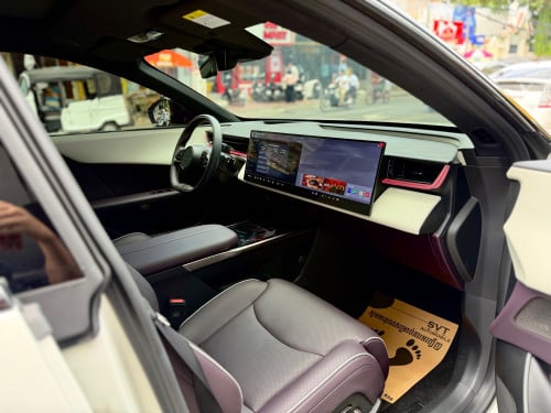2025 Mazda EZ60 max EV 3000km only