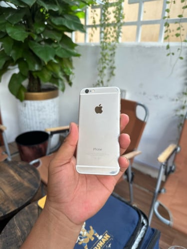 iPhone 8 និង iPhone 6
