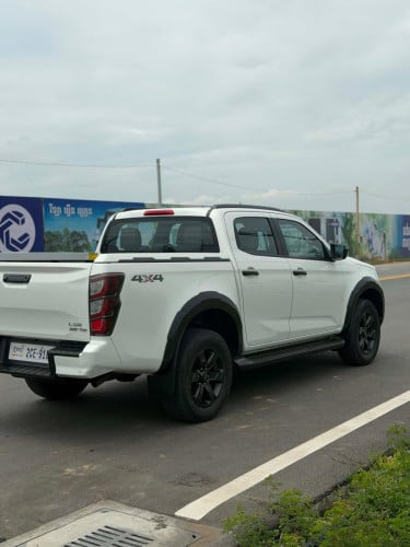 Isuzu D-max V cross year 2025 full