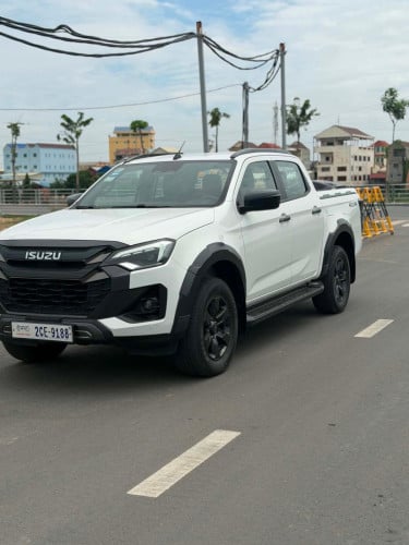 Isuzu D-max V cross year 2025 full