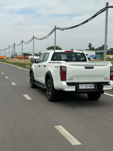 Isuzu D-max V cross year 2025 full