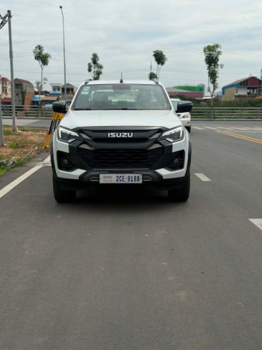 Isuzu D-max V cross year 2025 full