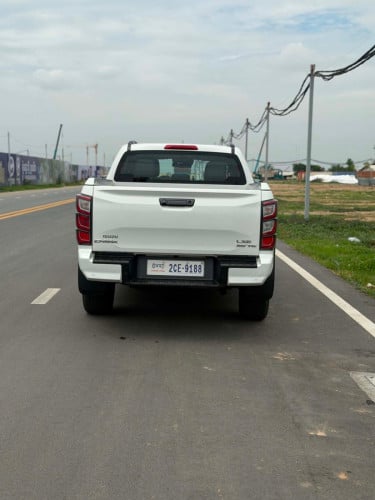 Isuzu D-max V cross year 2025 full