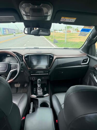 Isuzu D-max V cross year 2025 full