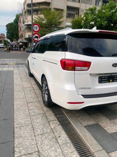 Kia carnivall ប្រភេទ11កៅអី ម៉ាស៊ីនម៉ាស៊ូត full option ពេញ 5បេតុង កាំមេរ៉ា360 ទ្វារអូតូ3 បើកដំបូល