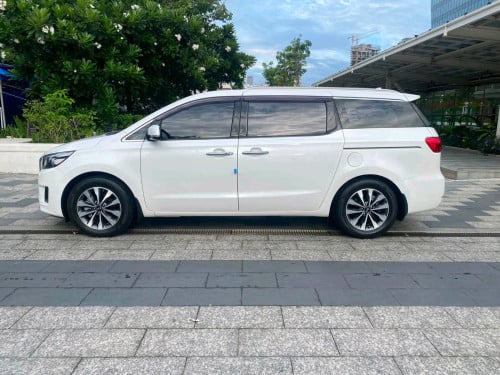 Kia carnivall ប្រភេទ11កៅអី ម៉ាស៊ីនម៉ាស៊ូត full option ពេញ 5បេតុង កាំមេរ៉ា360 ទ្វារអូតូ3 បើកដំបូល