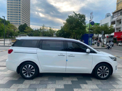 Kia carnivall ប្រភេទ11កៅអី ម៉ាស៊ីនម៉ាស៊ូត full option ពេញ 5បេតុង កាំមេរ៉ា360 ទ្វារអូតូ3 បើកដំបូល
