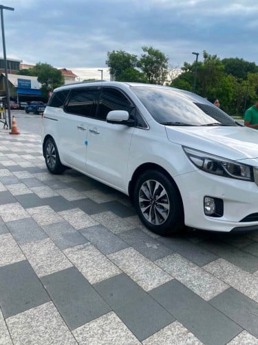 Kia carnivall ប្រភេទ11កៅអី ម៉ាស៊ីនម៉ាស៊ូត full option ពេញ 5បេតុង កាំមេរ៉ា360 ទ្វារអូតូ3 បើកដំបូល