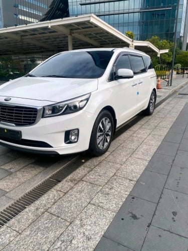 Kia carnivall ប្រភេទ11កៅអី ម៉ាស៊ីនម៉ាស៊ូត full option ពេញ 5បេតុង កាំមេរ៉ា360 ទ្វារអូតូ3 បើកដំបូល
