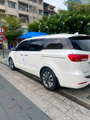Kia carnivall ប្រភេទ11កៅអី ម៉ាស៊ីនម៉ាស៊ូត full option ពេញ 5បេតុង កាំមេរ៉ា360 ទ្វារអូតូ3 បើកដំបូល