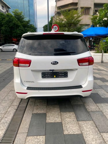 Kia carnivall ប្រភេទ11កៅអី ម៉ាស៊ីនម៉ាស៊ូត full option ពេញ 5បេតុង កាំមេរ៉ា360 ទ្វារអូតូ3 បើកដំបូល