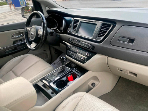 Kia carnivall ប្រភេទ11កៅអី ម៉ាស៊ីនម៉ាស៊ូត full option ពេញ 5បេតុង កាំមេរ៉ា360 ទ្វារអូតូ3 បើកដំបូល