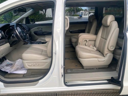 Kia carnivall ប្រភេទ11កៅអី ម៉ាស៊ីនម៉ាស៊ូត full option ពេញ 5បេតុង កាំមេរ៉ា360 ទ្វារអូតូ3 បើកដំបូល