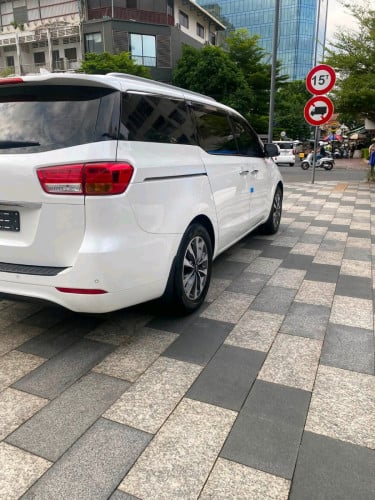 Kia carnivall ប្រភេទ11កៅអី ម៉ាស៊ីនម៉ាស៊ូត full option ពេញ 5បេតុង កាំមេរ៉ា360 ទ្វារអូតូ3 បើកដំបូល