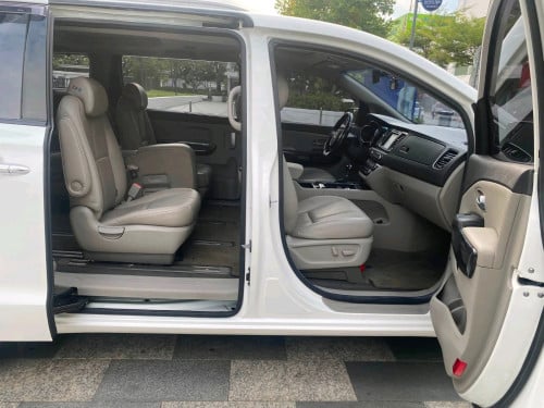 Kia carnivall ប្រភេទ11កៅអី ម៉ាស៊ីនម៉ាស៊ូត full option ពេញ 5បេតុង កាំមេរ៉ា360 ទ្វារអូតូ3 បើកដំបូល