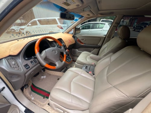 Lexus RX300 ឆ្នាំ 2000 ប៉ុង2  ធានាឡានថ្មី