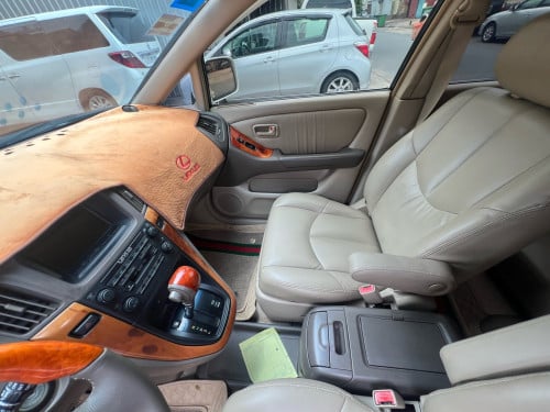 Lexus RX300 ឆ្នាំ 2000 ប៉ុង2  ធានាឡានថ្មី