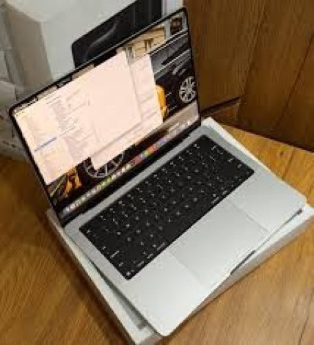 Macbook Pro 14" M5 ram: 16GB SSD: 512GB Battery count 33 (have box)
