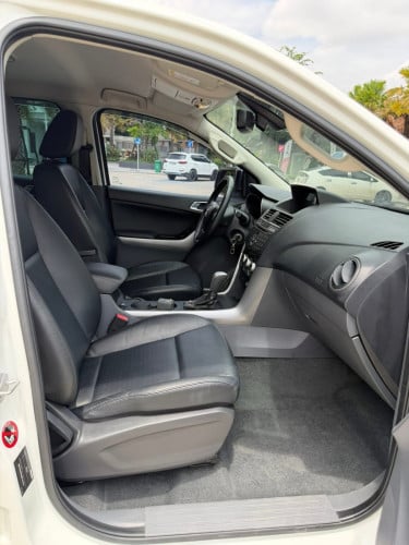 Mazda BT50 Thunder 2021 full 3.2L 4x4 ថ្មីគ្មានទាស់​ គីឡូ​តិច​ ម្ចាស់ដេីម​