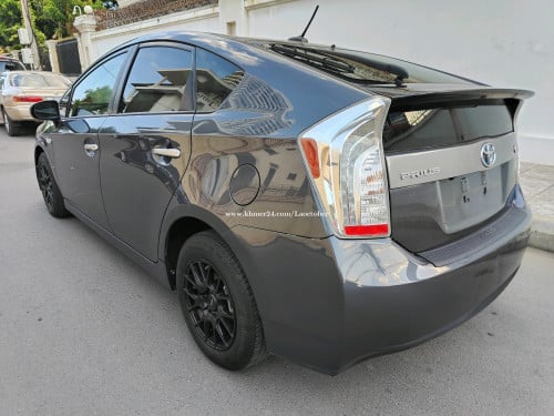 Prius 013 Option 3 plug in Hybrid 13មុឺនម៉ាយហ្សុីន កង់ស្អាតទាំង៤