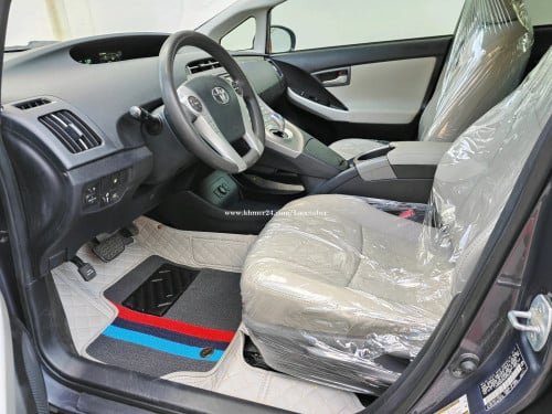 Prius 013 Option 3 plug in Hybrid 13មុឺនម៉ាយហ្សុីន កង់ស្អាតទាំង៤