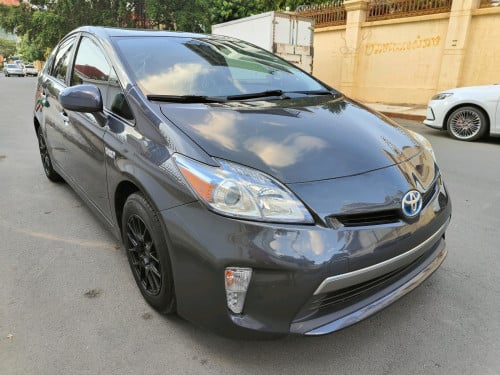 Prius 013 Option 3 plug in Hybrid 13មុឺនម៉ាយហ្សុីន កង់ស្អាតទាំង៤