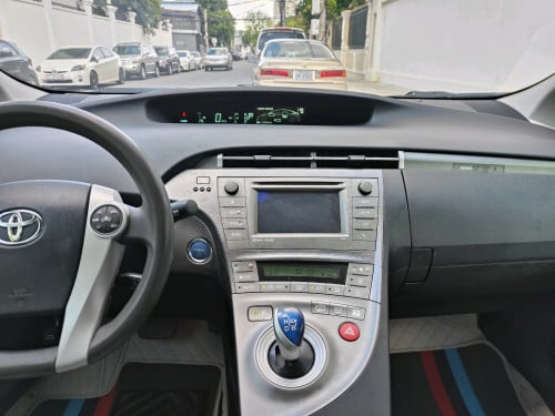 Prius 013 Option 3 plug in Hybrid 13មុឺនម៉ាយហ្សុីន កង់ស្អាតទាំង៤